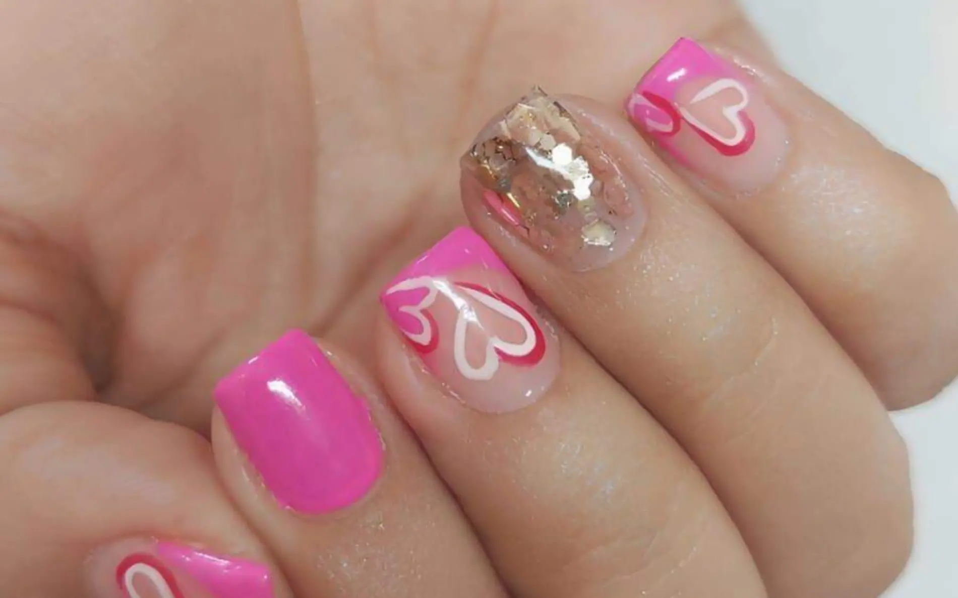 uñas con diseño de corazón rosa